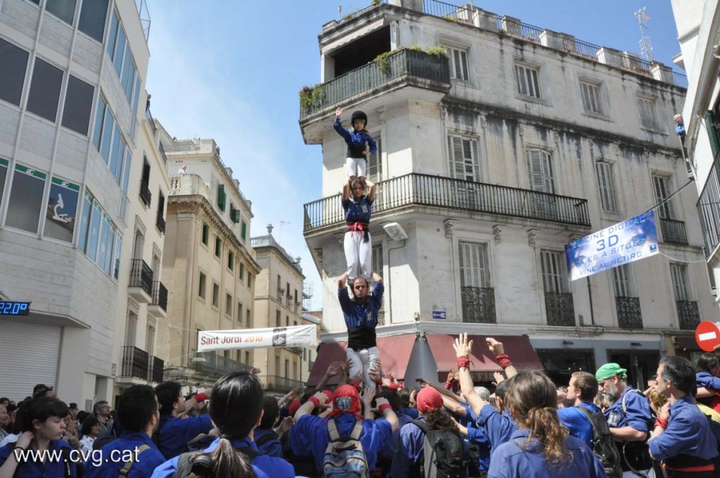 Diada de Sant Jordi a Sitges: p4 caminat d'entrada a Plaça (25/04/2010).Foto realitzada per Montse Torres.