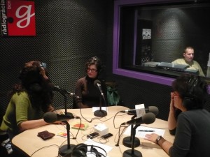Durant l'emissió del programa, a l'estudi de Ràdio Gràcia